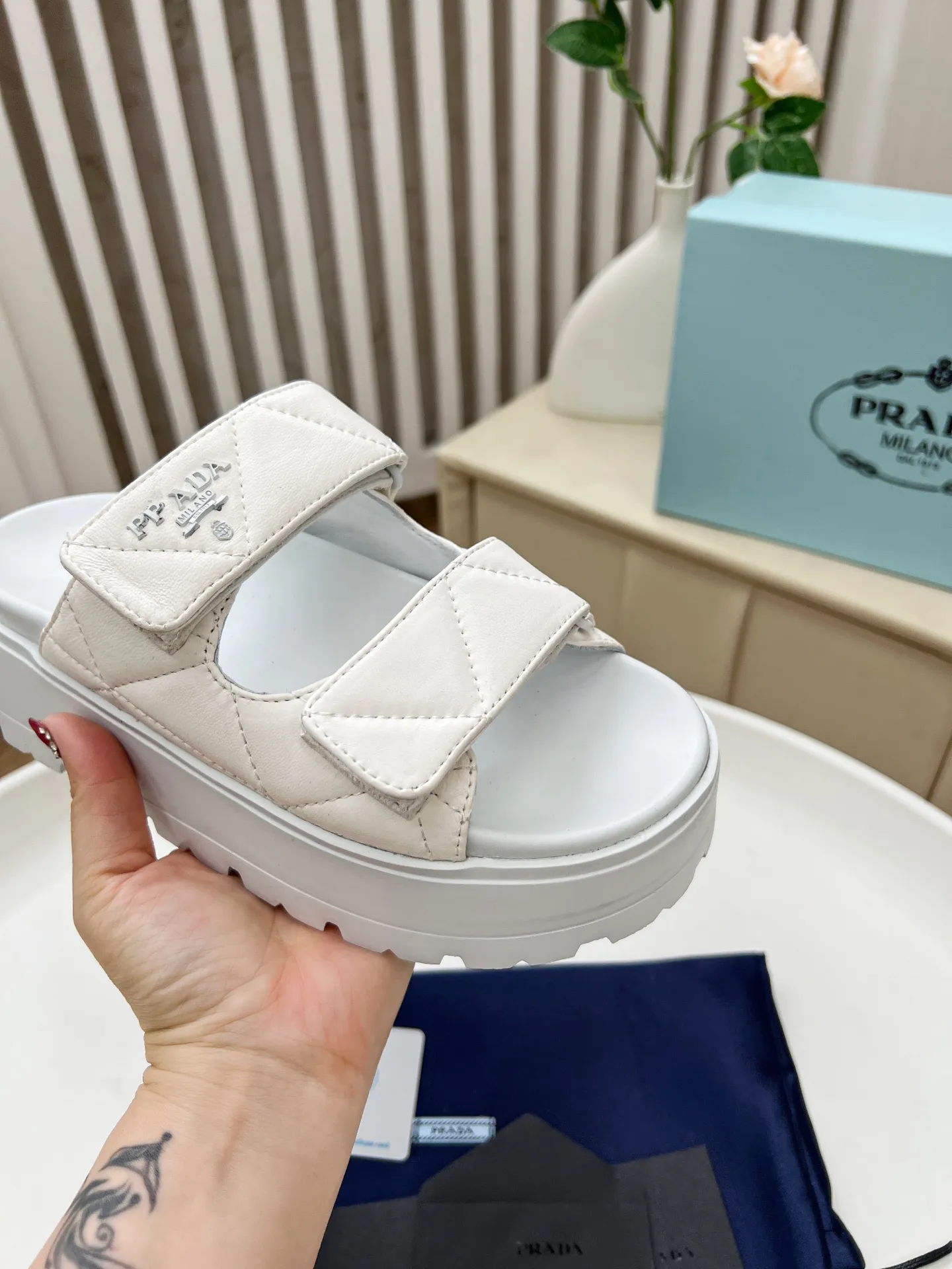 👟👟Ex-factory price 440👟👟 Prada/Prada 25ss summer new couple's beach thick-soled Birkenstock sandals. This shoe style is really a classic design that will not go out of style and is in line with everyone's current pursuit of comfortable and healthy wearing concepts. It is regarded by many domestic and foreign celebrities and fashionistas as an important choice for daily slippers. ✔Upper: imported super soft sheepskin ✔Inner lining: imported sheepskin ✔Hardware: Original molded split hardware ✔Outsole: Ultra-light, wear-resistant and non-slip foam sole ✔Number of yards: 35~40 (custom-made 40 pieces are non-refundable)